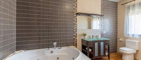 Douche, séchoir à cheveux, serviettes fournies