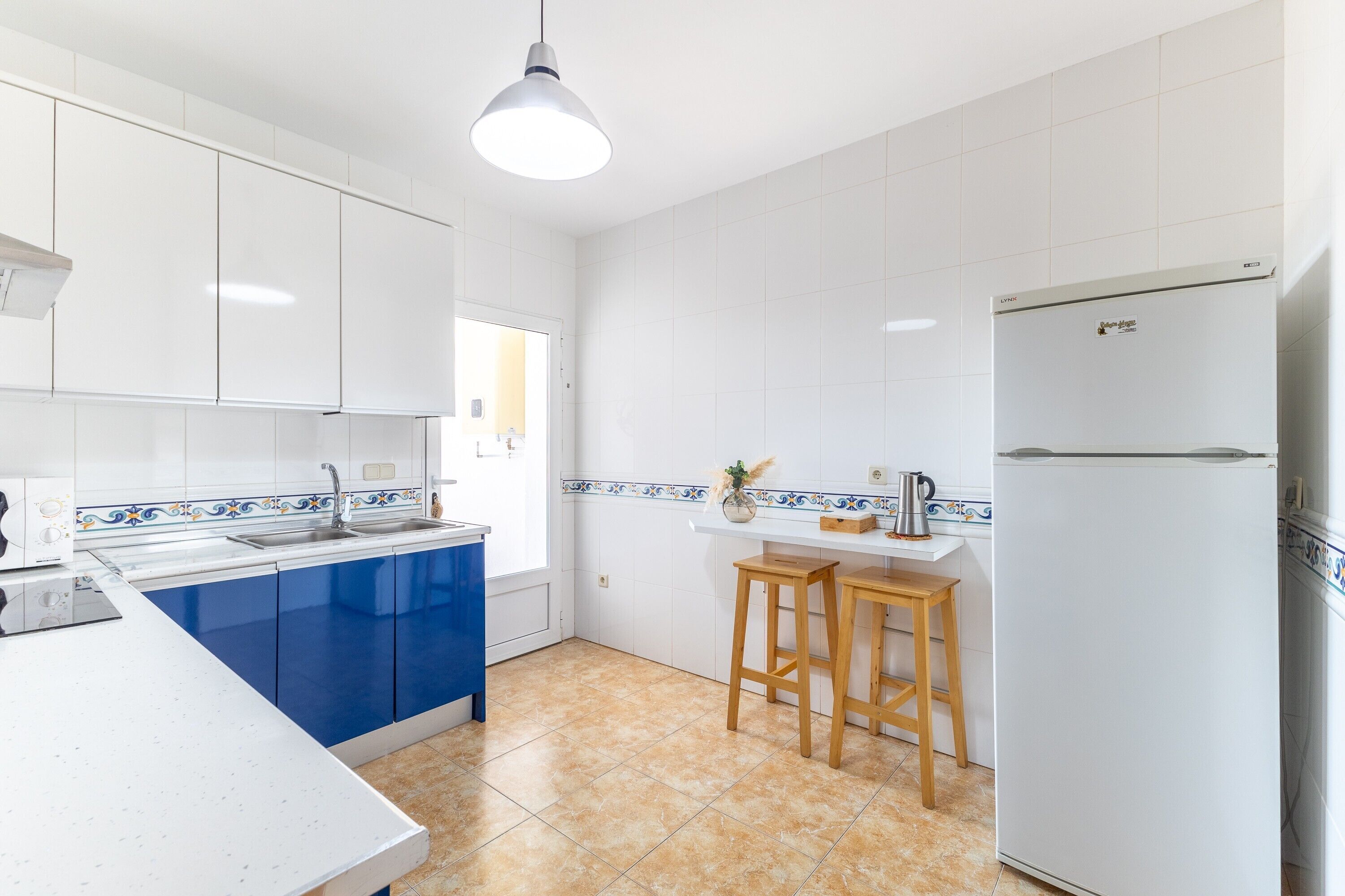 Frigorífico, microondas, horno y placa de cocina