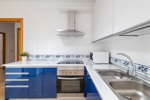 Fridge, microwave, oven, stovetop - Holiday Home 'Callejon Del Pozo 3 Near Puy Du Fou' with Shared Pool, Wi-Fi and Air Conditioning (Gálvez)