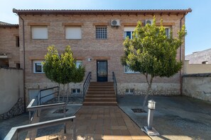 Exterior - Holiday Home 'Callejon Del Pozo 3 Near Puy Du Fou' with Shared Pool, Wi-Fi and Air Conditioning (Gálvez)