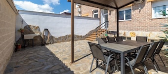 Holiday Home 'Callejon Del Pozo 3 Near Puy Du Fou' with Shared Pool, Wi-Fi and Air Conditioning