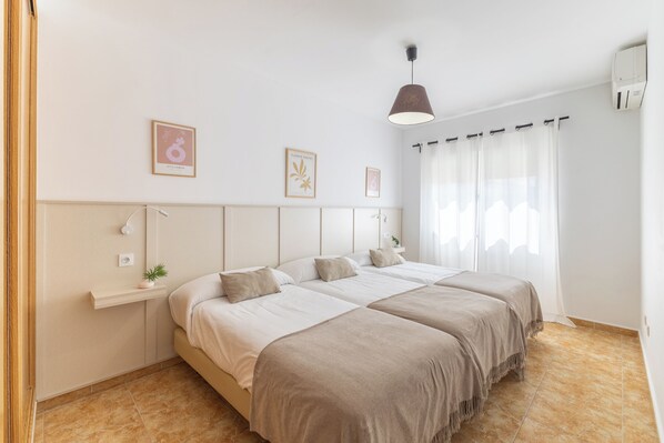 3 bedrooms, iron/ironing board, free WiFi, bed sheets