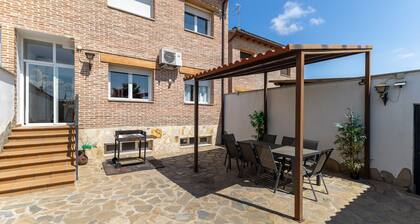 Holiday Home 'Callejon Del Pozo 3 Near Puy Du Fou' with Shared Pool, Wi-Fi and Air Conditioning
