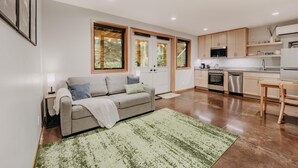 Une cuisine moderne avec des meubles en bois, un four encastré et un lave-vaisselle.