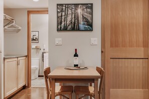 Studio, meerdere slaapkamers, roken, patio | Dineerruimte