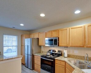 Private kitchen - Charming 3-bedroom house in lovely Greensboro with WiFi, AC (Greensboro)