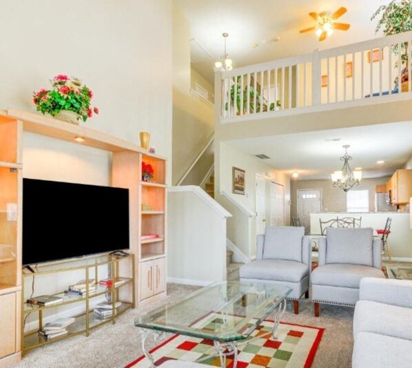 Living area - Charming 3-bedroom house in lovely Greensboro with WiFi, AC (Greensboro)