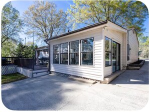 Exterior - Charming 3-bedroom house in lovely Greensboro with WiFi, AC (Greensboro)