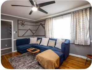 Living area - Charming 3-bedroom house in lovely Greensboro with WiFi, AC (Greensboro)