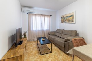 TV - Holiday Home 'Callejón Del Pozo 4 Cerca De Puy Du' with Shared Pool, Wi-Fi and Air Conditioning (Gálvez)