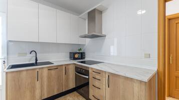 Frigorifero, microonde, forno, piano cottura