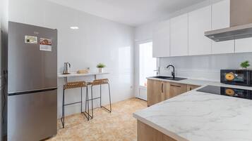 Kühlschrank, Mikrowelle, Ofen, Herdplatte