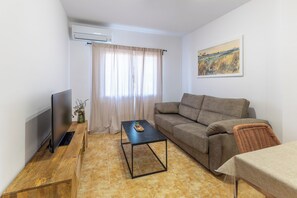 TV - Holiday Home 'Callejón Del Pozo 4 Cerca De Puy Du' with Shared Pool, Wi-Fi and Air Conditioning (Gálvez)