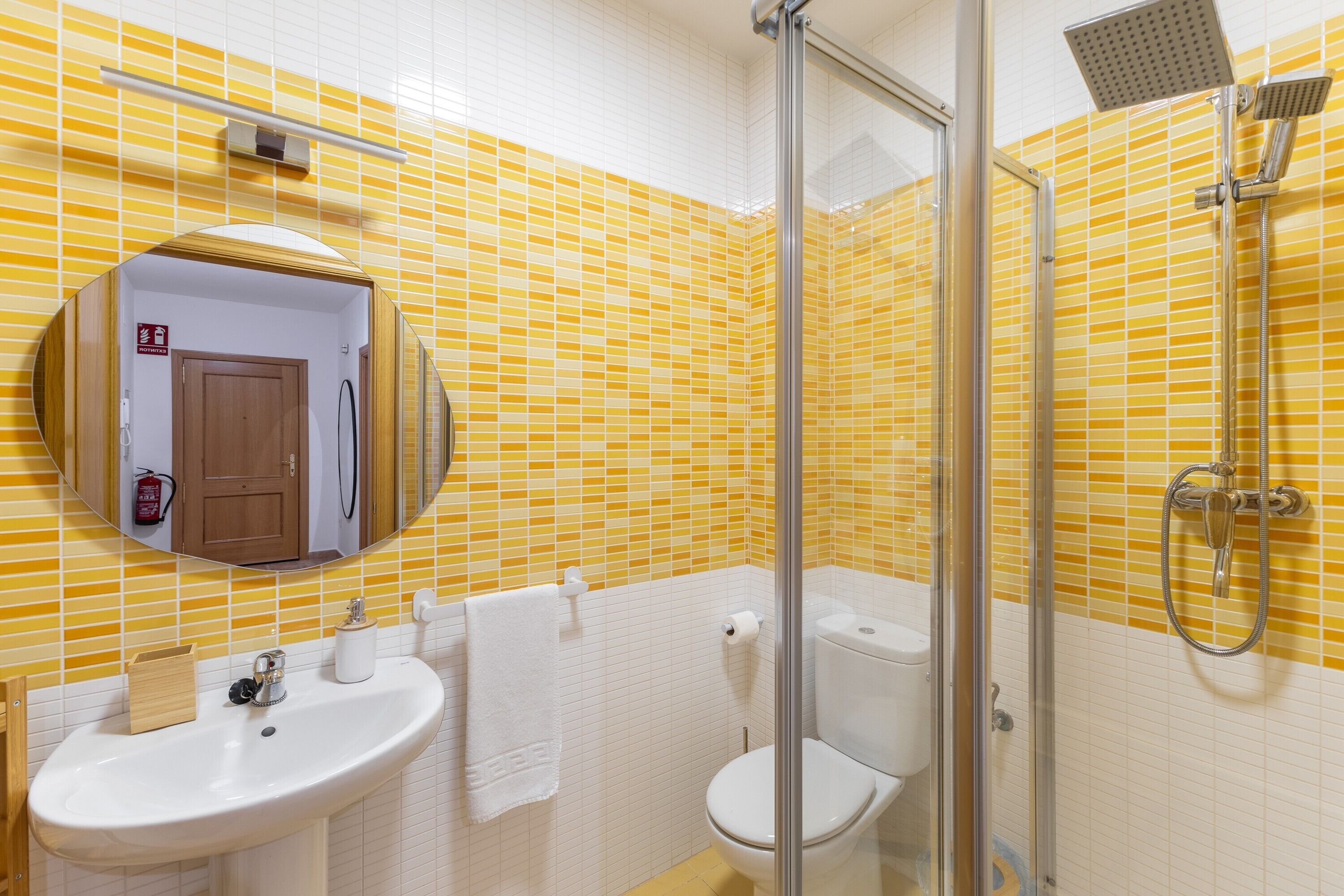 Un baño con lavabo, inodoro y ducha.