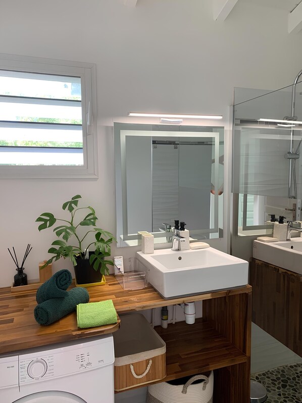 Shower, hair dryer, towels, soap - The Villas of Bamboo - Cosy Villa (Le Gosier)