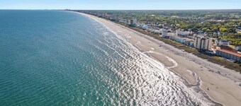 *Perfect Couples Escape*|King Bed|Steps From Beach