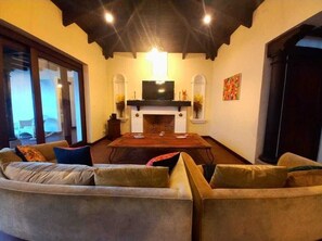 Smart TV, fireplace