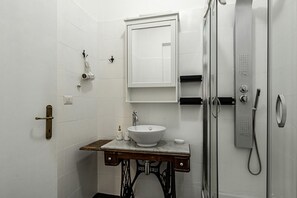 Dusche, Haartrockner, Bidet, Handtücher