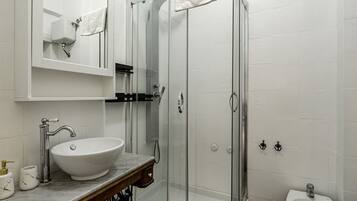 Dusche, Haartrockner, Bidet, HandtĂŒcher