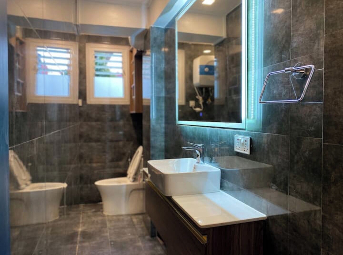 Dusch, hårtork, handdukar och tvål