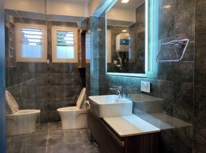 Shower, hair dryer, towels, soap - Spacious & modern 750 Sq. Ft studio in Thamel (Kathmandu)