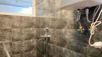 Ducha, secador de pelo, toallas, jabón