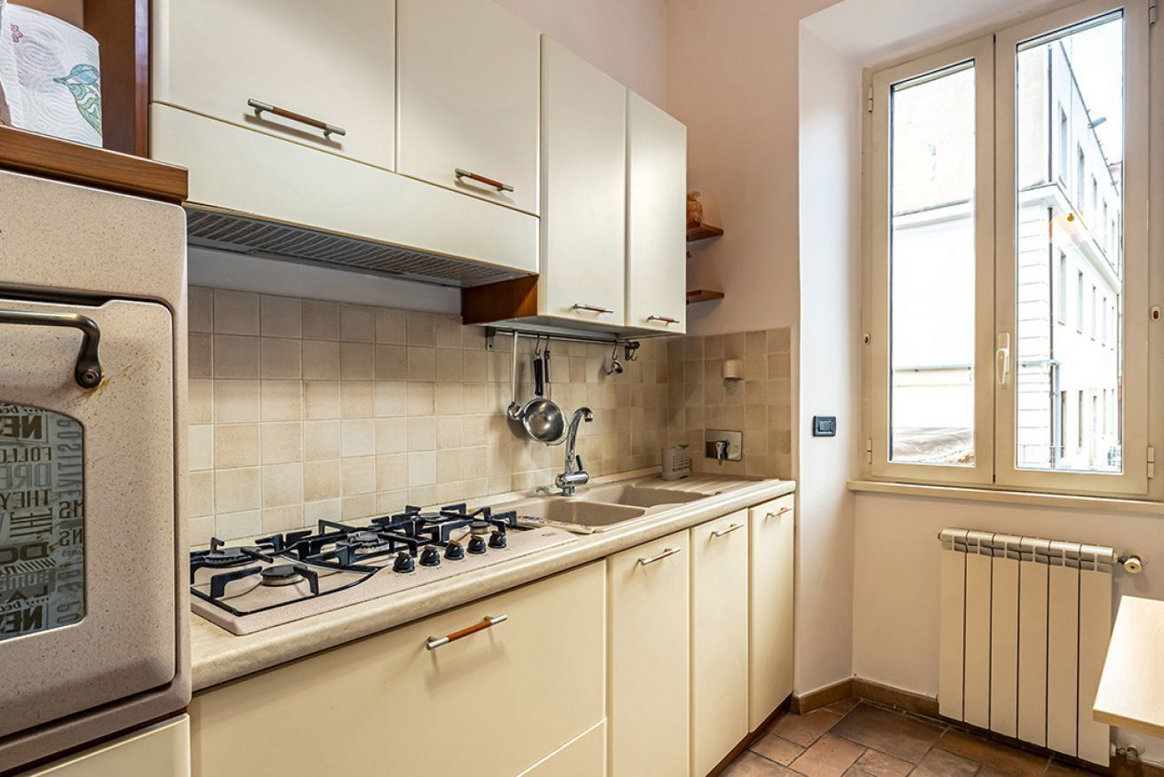 Kühlschrank, Ofen, Herdplatte, Wasserkocher mit Kaffee-/Teezubehör