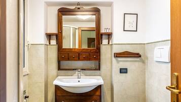 Dusche, kostenlose Toilettenartikel, Haartrockner, Bidet