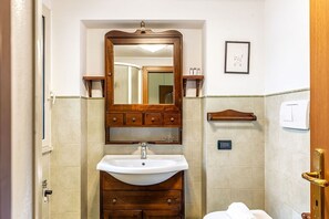 Douche, articles de toilette gratuits, sèche-cheveux, bidet