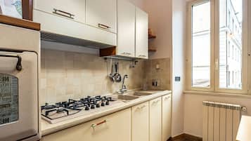 Kühlschrank, Ofen, Herdplatte, Wasserkocher mit Kaffee-/Teezubehör