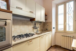 Fridge, oven, stovetop, coffee/tea maker - Marty House by Rentbeat (Tivoli)