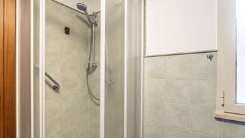 Dusche, kostenlose Toilettenartikel, Haartrockner, Bidet
