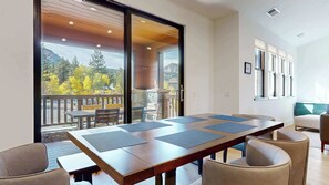 Leilighet, flere senger, balkong, fjellutsikt (Snowcreek Haus) | Spiseområde