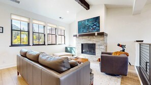 公寓客房, 多張床, 陽台, 山景 (Snowcreek Haus) | 起居區 | 50-吋平面電視、數位頻道、壁爐