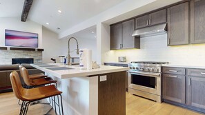 Appart'hôtel, plusieurs lits, balcon, vue montagne (Snowcreek Haus) | Cuisine privée | Réfrigérateur, micro-ondes, four, plaque de cuisson