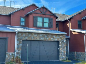 Exterior - Cozy Cabin for 8, Close to Eagle Lodge! (Mammoth Lakes)