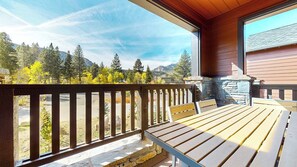 Apartamento, varias camas, balcón, vistas a la montaña (Snowcreek Haus) | Restaurante al aire libre