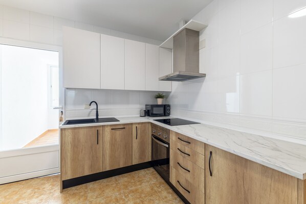 Fridge, microwave, oven, stovetop - Apartment 'Callejón Del Pozo 5, Donde Dormir Puy Du Fou Barato' with Shared Pool (Gálvez)