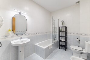 Ducha, secador de pelo, toallas