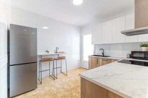 Kylskåp, mikrovågsugn, ugn och spishäll