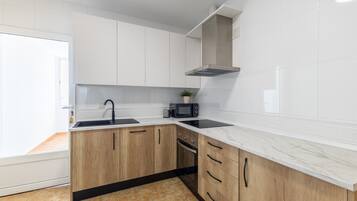 Een koelkast, een microgolfoven, een oven, een kookplaat