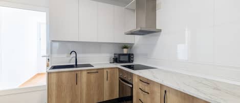 Kühlschrank, Mikrowelle, Ofen, Herdplatte