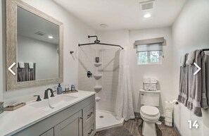 Douche, sĂšche-cheveux, serviettes fournies, savon