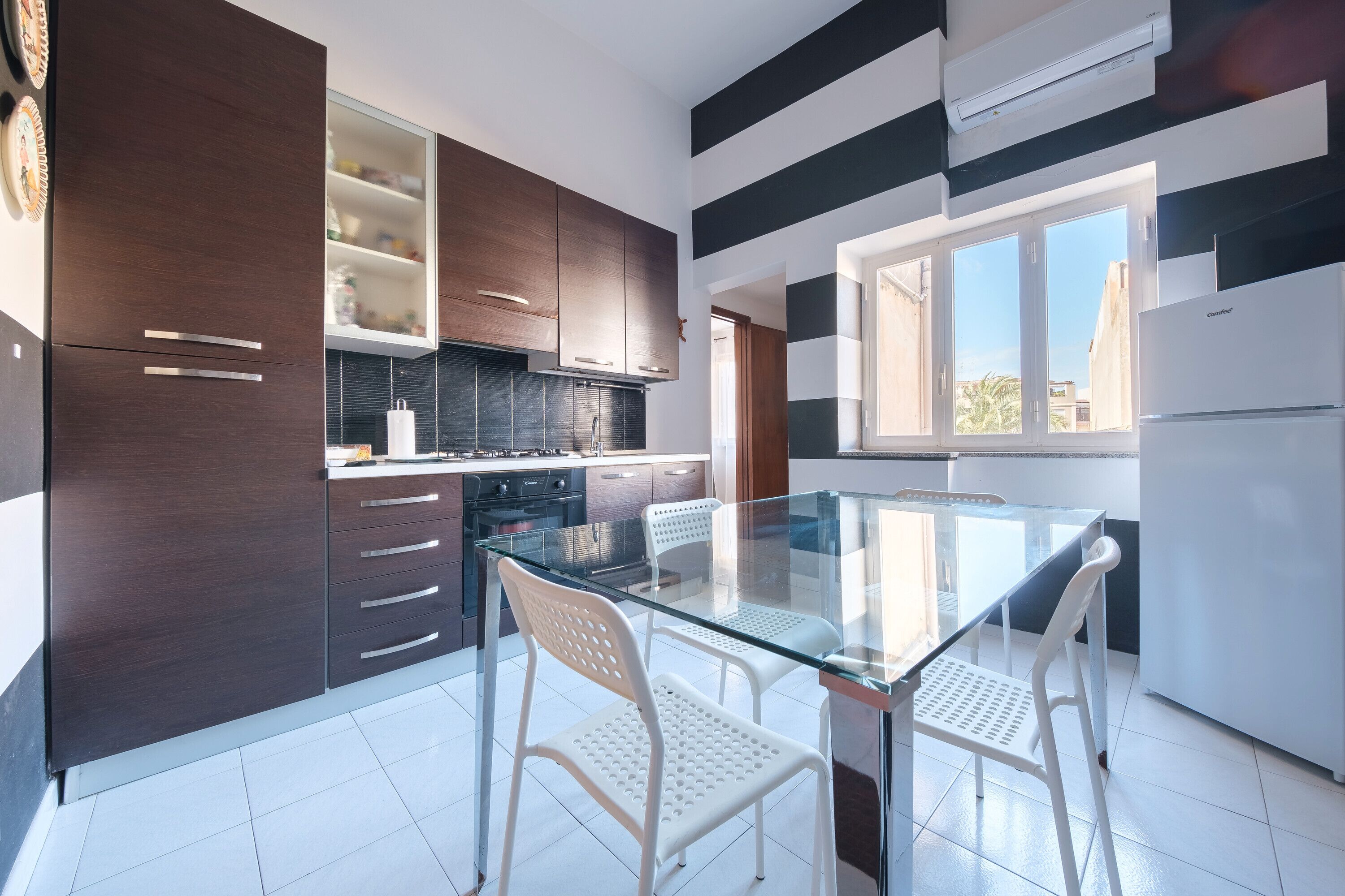 Frigorífico, horno, placa de cocina y cafetera o tetera