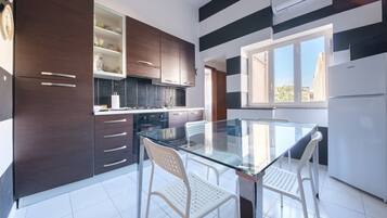 Réfrigérateur, four, plaque de cuisson, cafetière/bouilloire