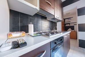 Fridge, oven, stovetop, coffee/tea maker