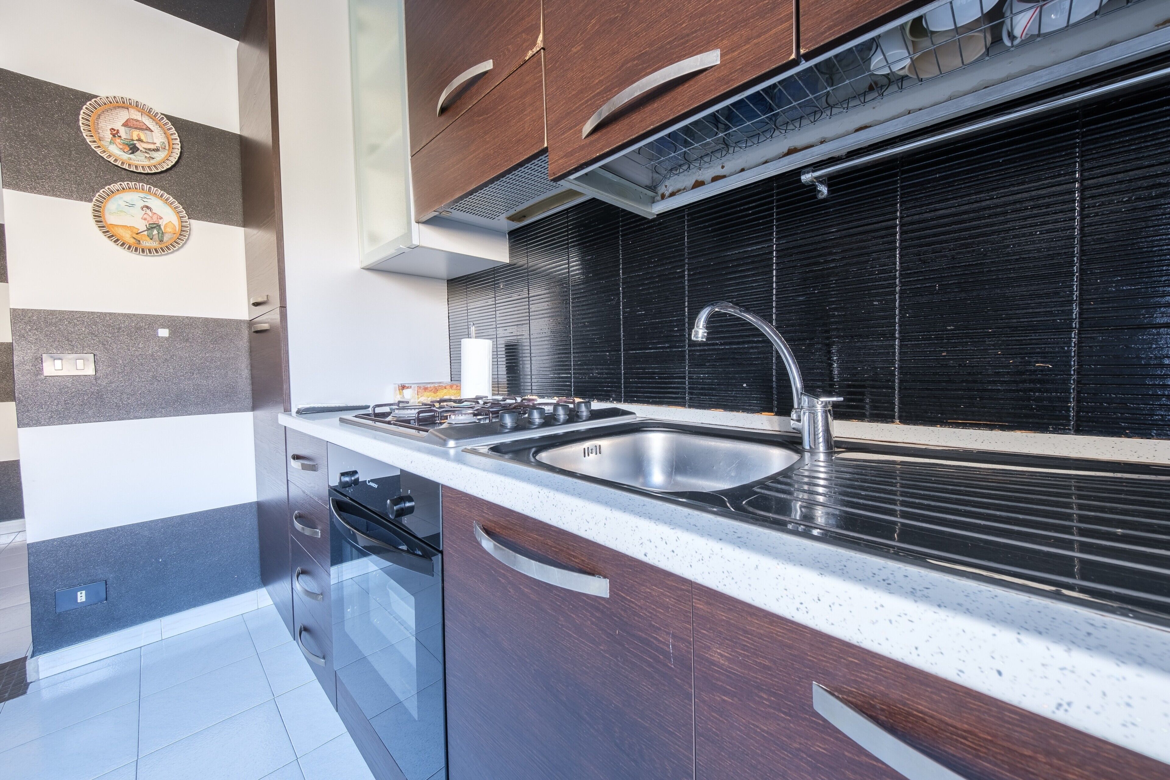 Réfrigérateur, four, plaque de cuisson, cafetière/bouilloire