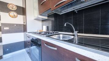 Réfrigérateur, four, plaque de cuisson, cafetière/bouilloire