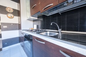 Fridge, oven, stovetop, coffee/tea maker