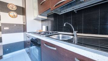 Kühlschrank, Ofen, Herdplatte, Wasserkocher mit Kaffee-/Teezubehör